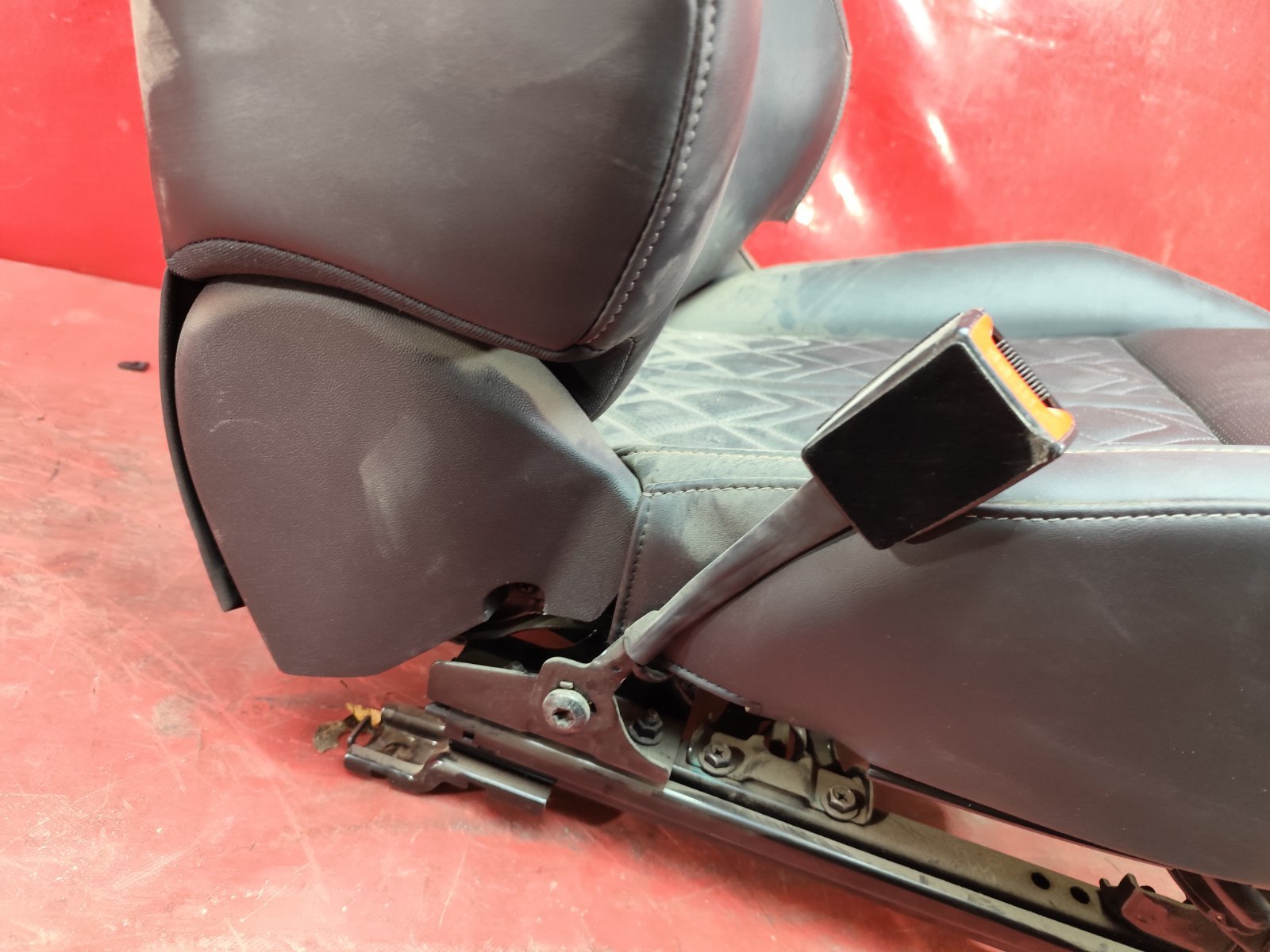 Сидение переднее левое UNI-K 2020- 1