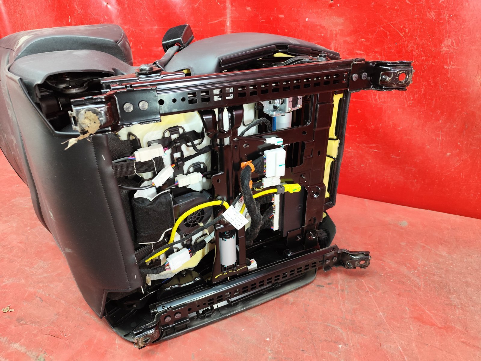 Сидение переднее левое UNI-K 2020- 1