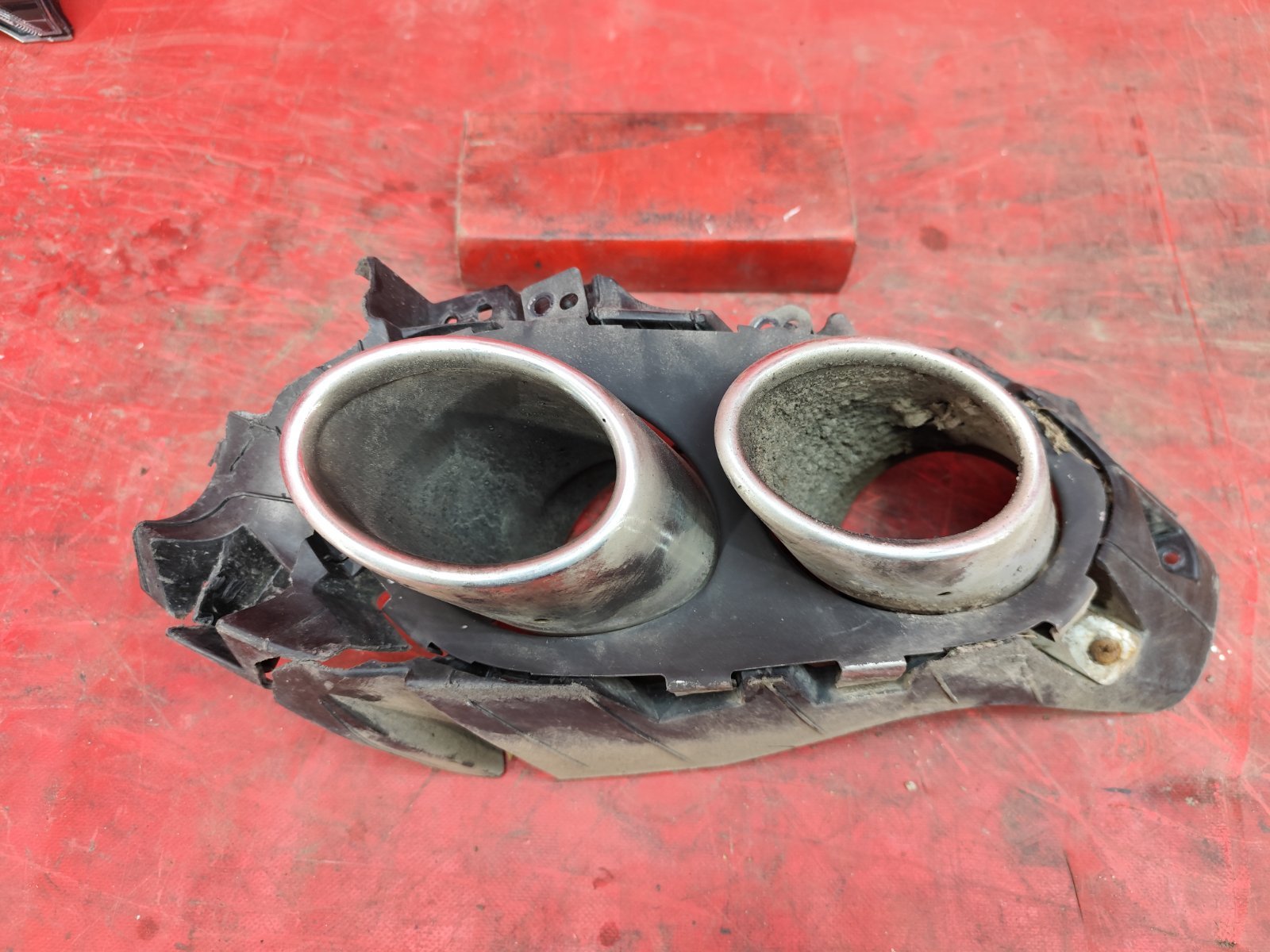 Насадка глушителя задняя правая Geely Tugella 2019- 1 4000050CR11 Б/У