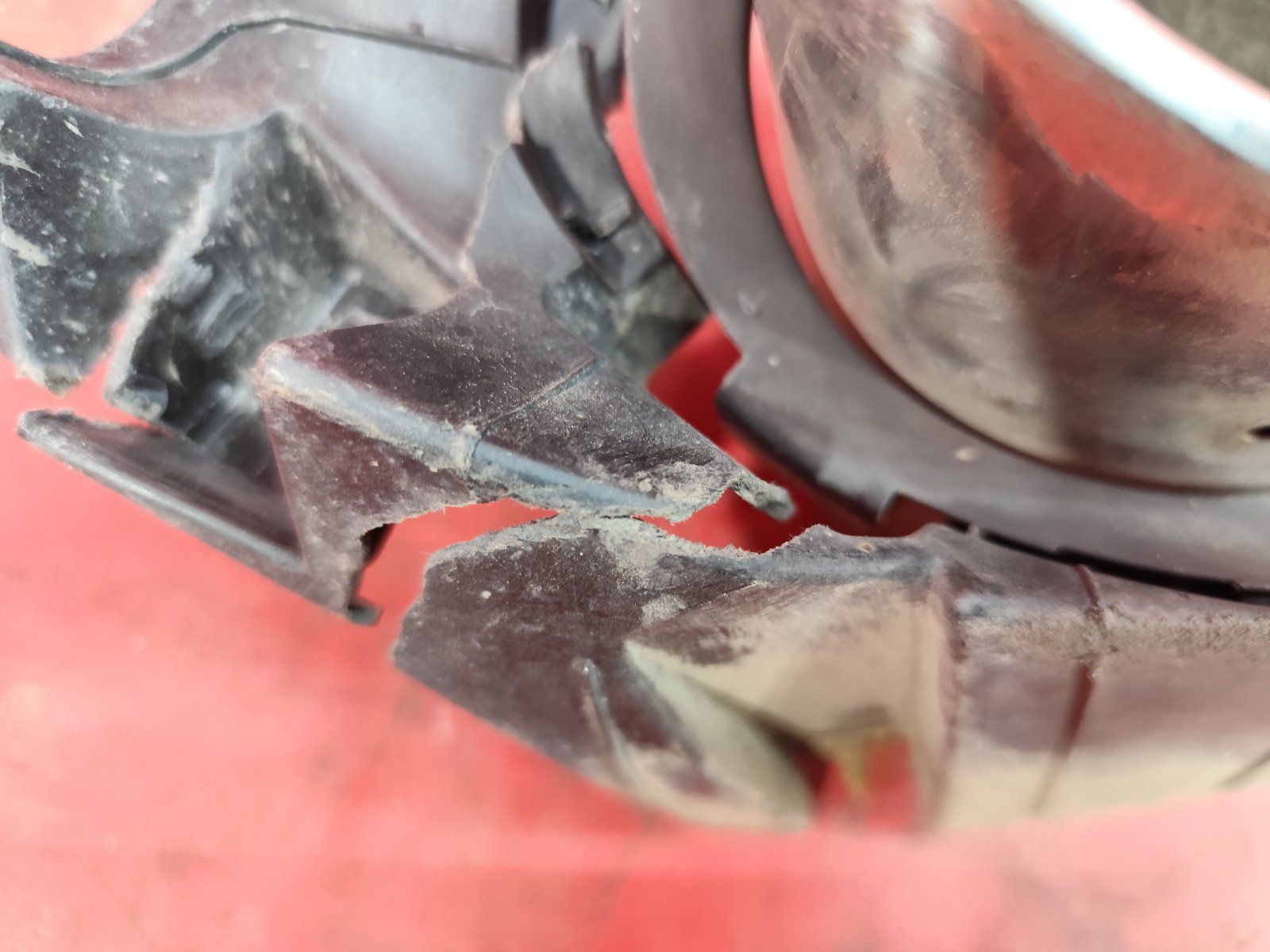 Насадка глушителя задняя правая Tugella 2019- 1