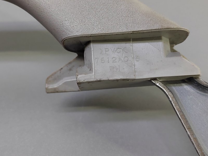 Ручка потолка Mitsubishi Pajero 4 3.2d Ручка потолка Mitsubishi Pajero 4 3.2d
