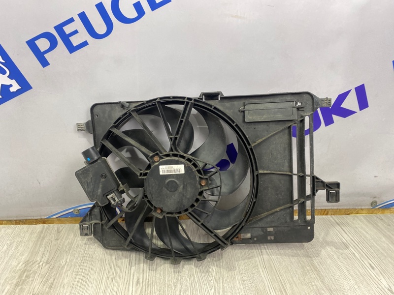 Вентилятор охлаждения радиатора FORD FOCUS 3 2013 CB8 M1DA 2269500 контрактная