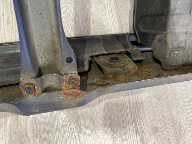 Рамка радиатора SWIFT 2006 Рамка радиатора SWIFT 2006