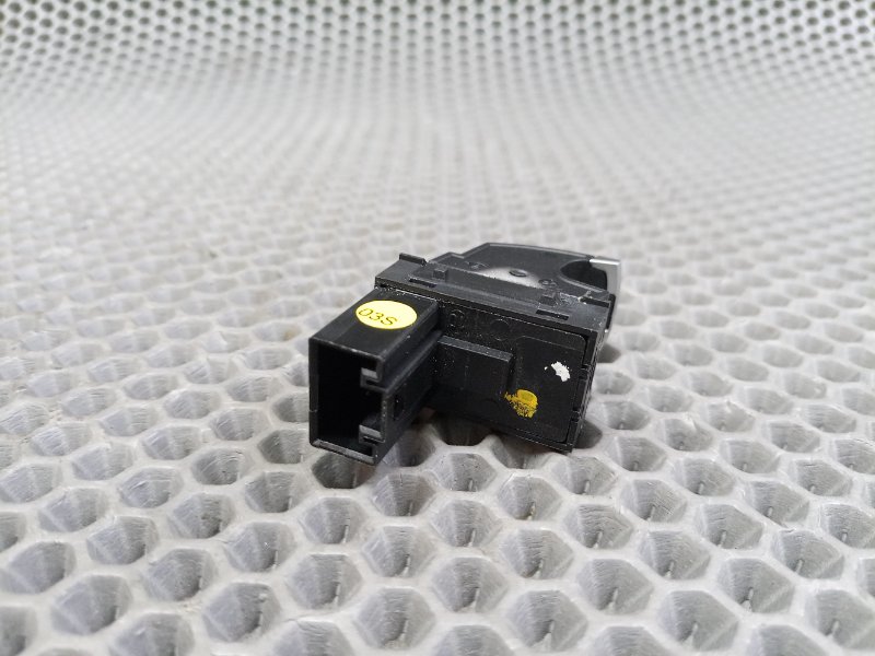 Кнопка стеклоподъемника передняя левая Passat CC 2009 CAW 2.0 (CAWB)