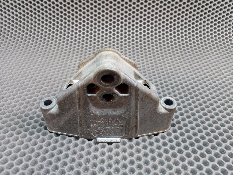 Кронштейн опоры кпп Volkswagen Touareg 7L BMV 3.2 Кронштейн опоры кпп Volkswagen Touareg 7L BMV 3.2