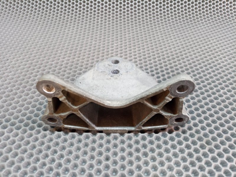 Кронштейн опоры кпп Touareg 2006 7L BMV 3.2 Кронштейн опоры кпп Touareg 2006 7L BMV 3.2