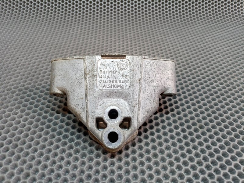 Кронштейн опоры кпп Touareg 2006 7L BMV 3.2 Кронштейн опоры кпп Touareg 2006 7L BMV 3.2