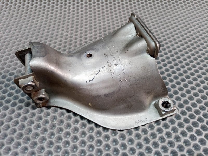 Кронштейн двигателя правый Q5 2010 8R CDN 2.0