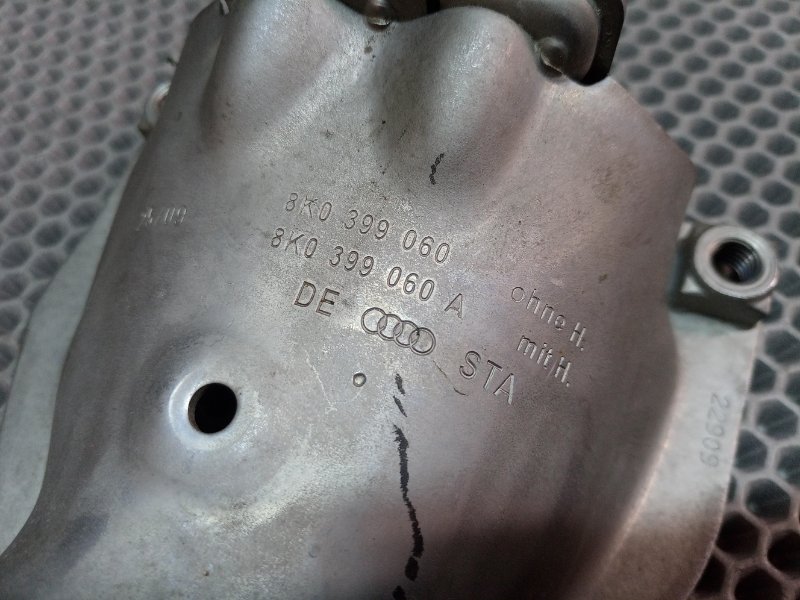 Кронштейн двигателя правый Q5 2010 8R CDN 2.0