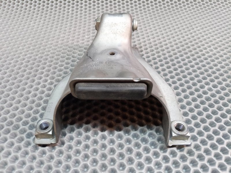 Кронштейн двигателя правый Q5 2010 8R CDN 2.0