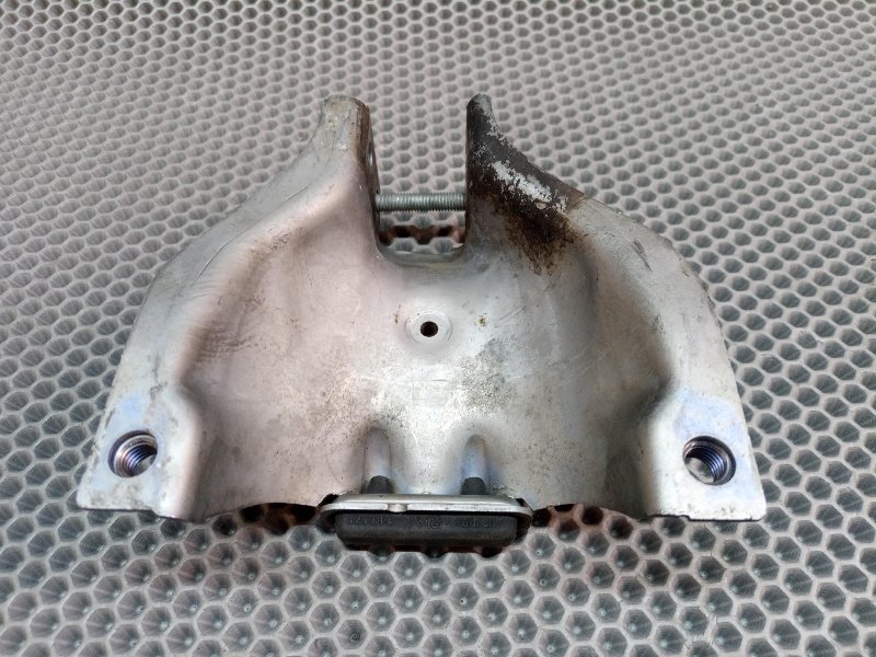 Кронштейн двигателя правый Q5 2010 8R CDN 2.0