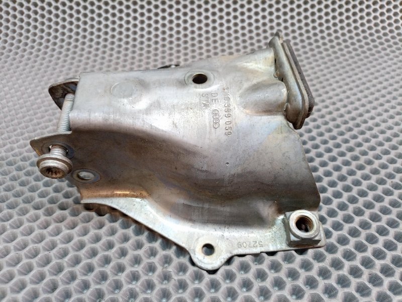 Кронштейн двигателя левый Q5 2010 8R CDN 2.0