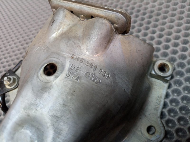 Кронштейн двигателя левый Q5 2010 8R CDN 2.0