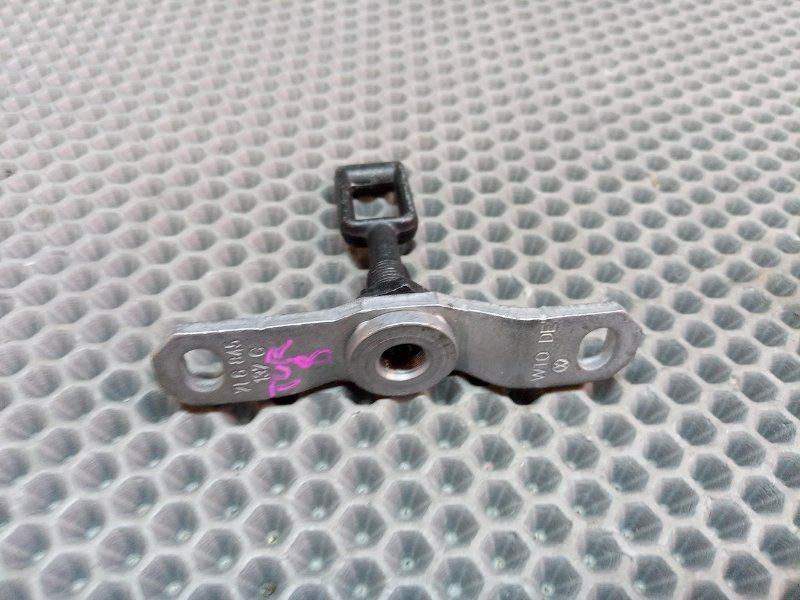 Петля замка багажника Touareg 2004 7L AZZ Петля замка багажника Touareg 2004 7L AZZ