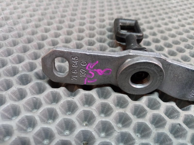 Петля замка багажника Touareg 2004 7L AZZ Петля замка багажника Touareg 2004 7L AZZ