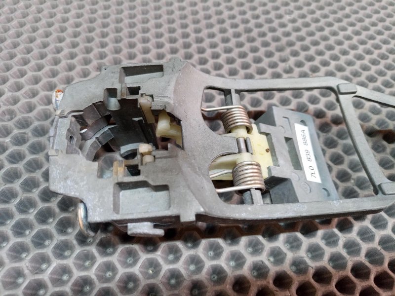 Кронштейн ручки двери задний правый Touareg 2006 7L BMV 3.2