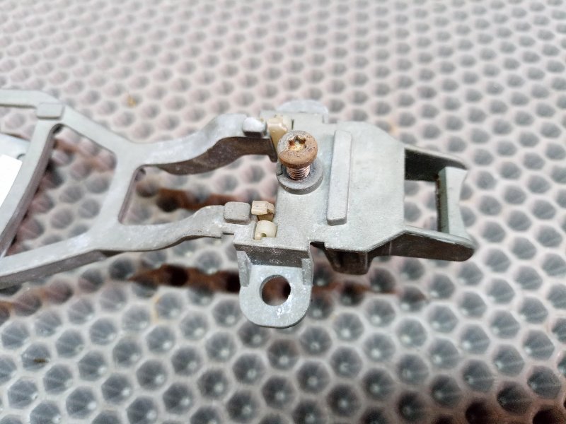 Кронштейн ручки двери задний правый Volkswagen Touareg 7L BMV 3.2