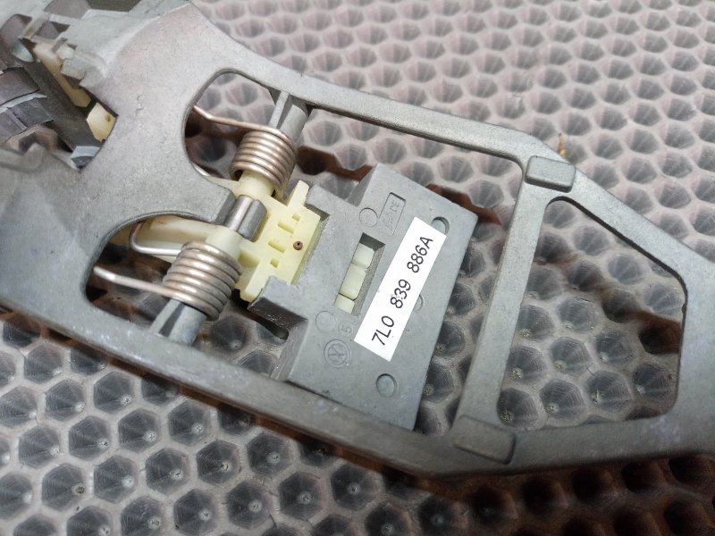 Кронштейн ручки двери задний правый Touareg 2006 7L BMV 3.2