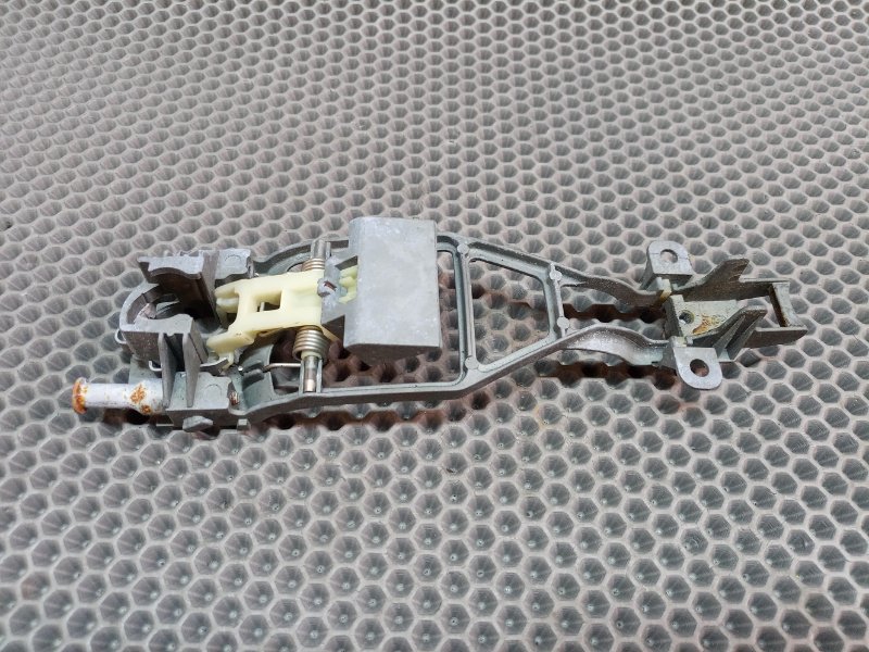 Кронштейн ручки двери задний правый Touareg 2006 7L BMV 3.2