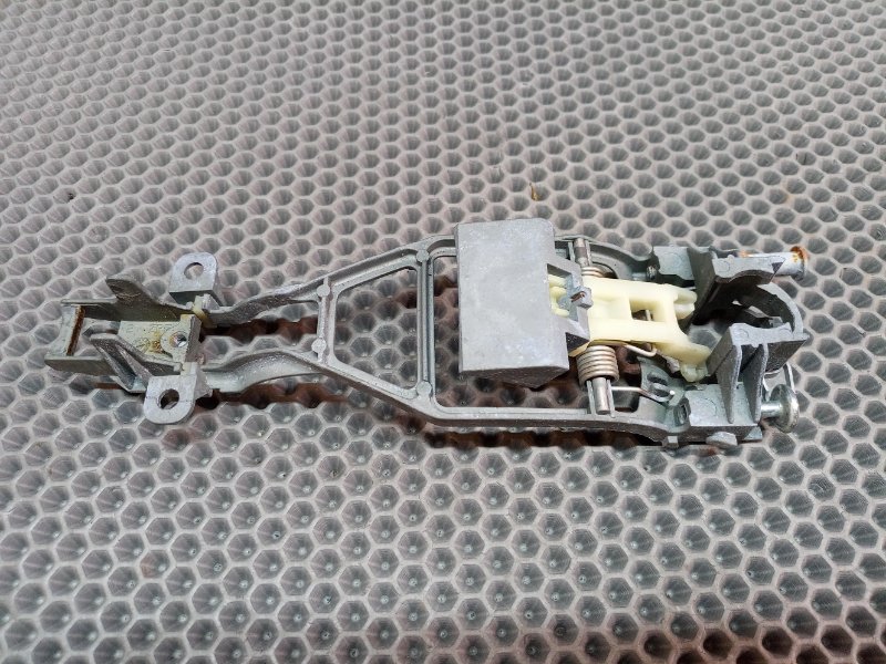 Кронштейн ручки двери задний правый Touareg 2006 7L BMV 3.2