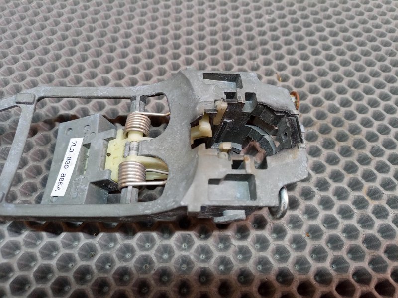 Кронштейн ручки двери задний левый Touareg 2006 7L BMV 3.2 Кронштейн ручки двери задний левый Touareg 2006 7L BMV 3.2