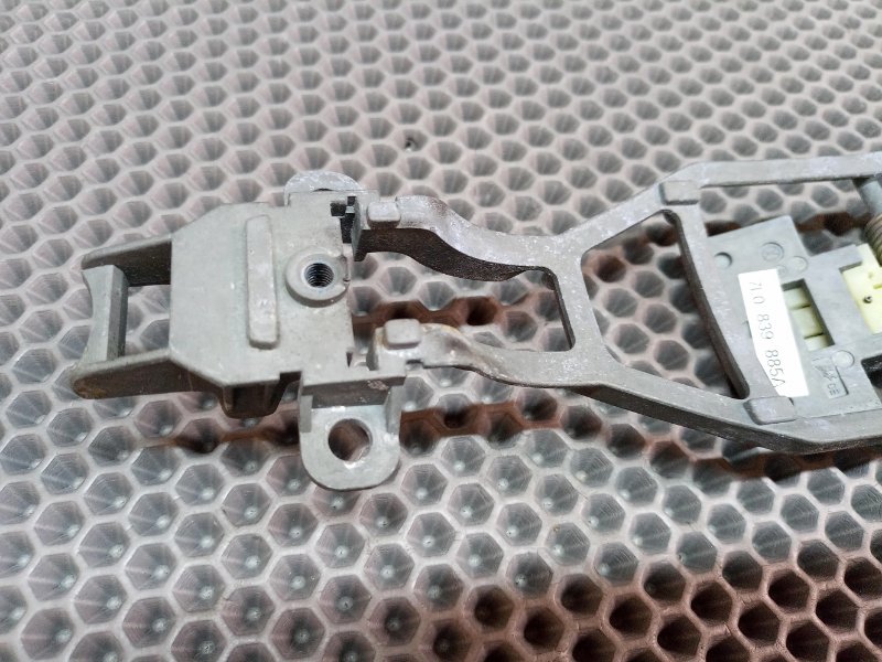 Кронштейн ручки двери задний левый Volkswagen Touareg 7L BMV 3.2 Кронштейн ручки двери задний левый Volkswagen Touareg 7L BMV 3.2