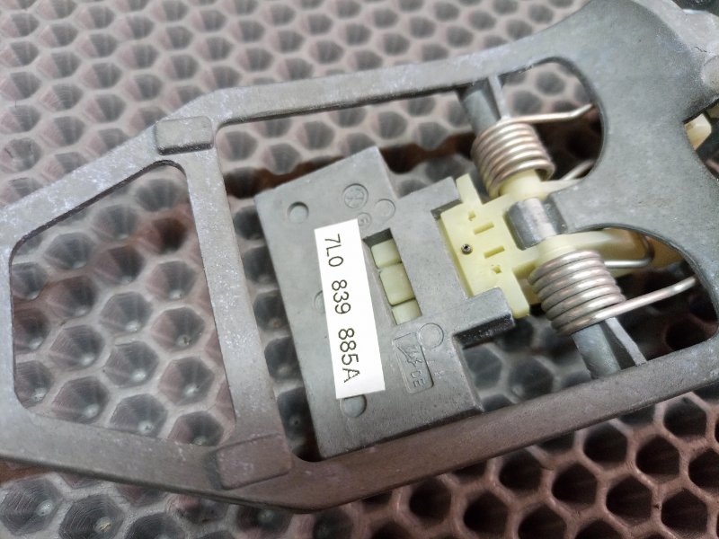 Кронштейн ручки двери задний левый Touareg 2006 7L BMV 3.2 Кронштейн ручки двери задний левый Touareg 2006 7L BMV 3.2