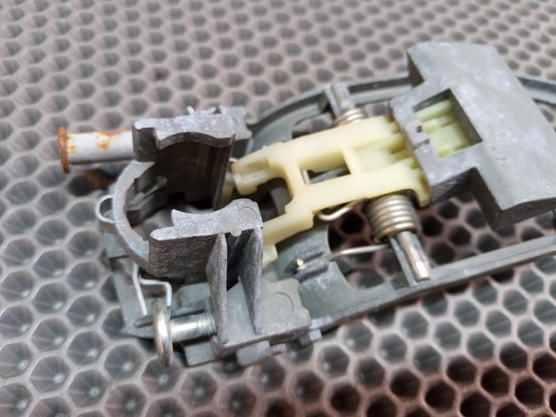 Кронштейн ручки двери задний левый Touareg 2006 7L BMV 3.2 Кронштейн ручки двери задний левый Touareg 2006 7L BMV 3.2