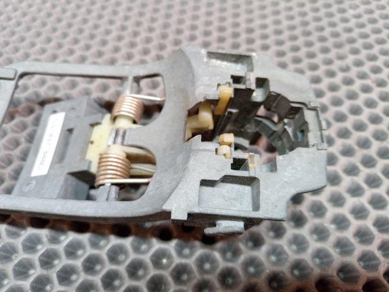 Кронштейн ручки двери передний правый Touareg 2006 7L BMV 3.2