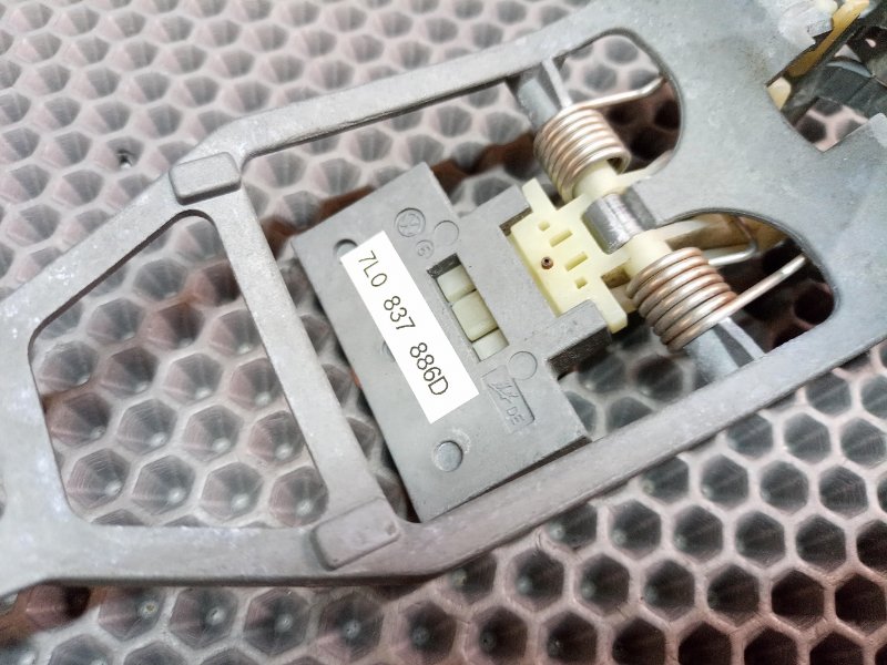 Кронштейн ручки двери передний правый Touareg 2006 7L BMV 3.2