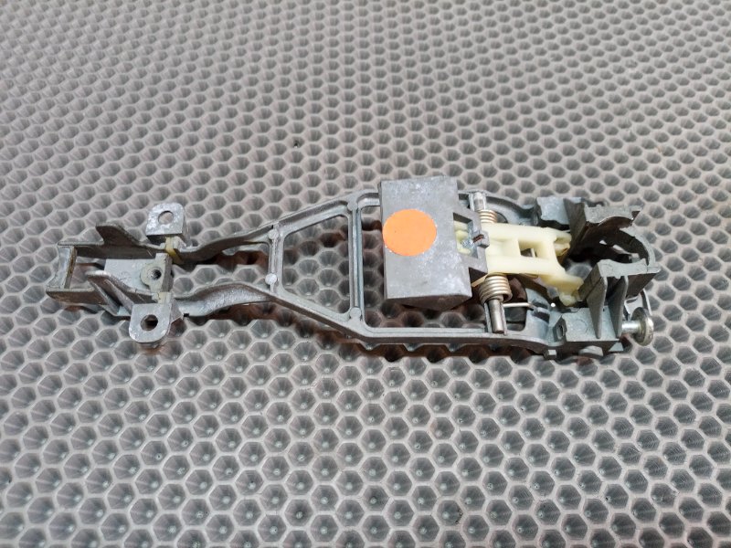 Кронштейн ручки двери передний правый Touareg 2006 7L BMV 3.2