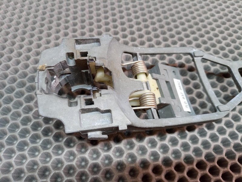 Кронштейн ручки двери передний левый Touareg 2006 7L BMV 3.2