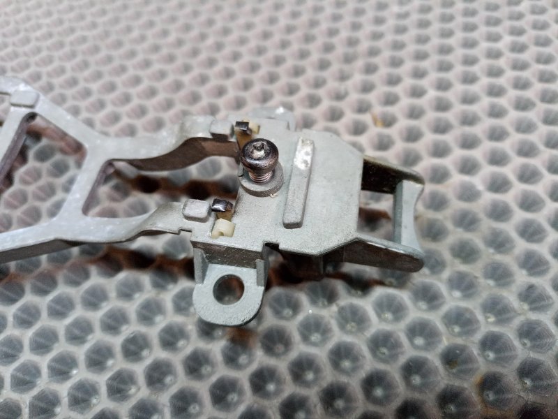 Кронштейн ручки двери передний левый Volkswagen Touareg 7L BMV 3.2