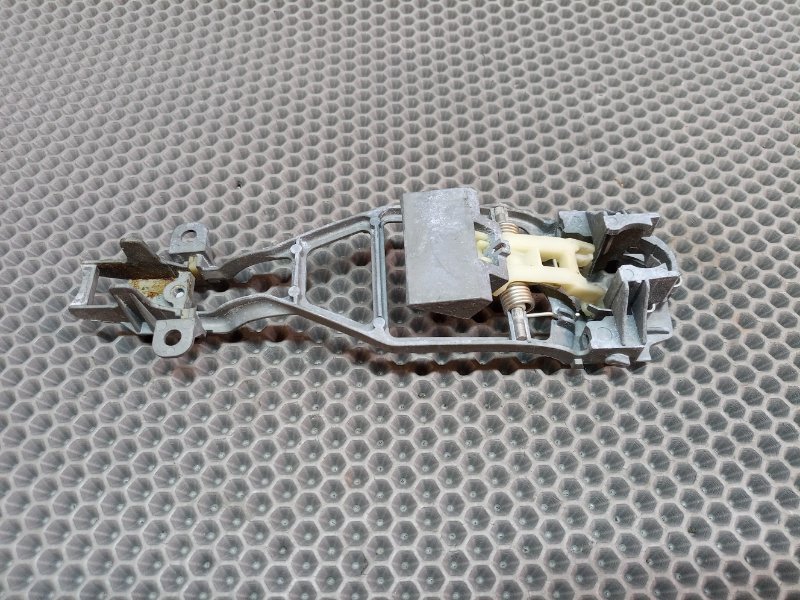 Кронштейн ручки двери передний левый Touareg 2006 7L BMV 3.2