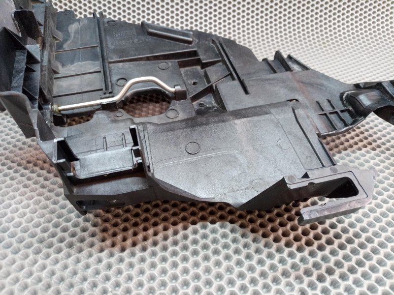 Крепление фары переднее правое Touareg 2006 7L BMV 3.2