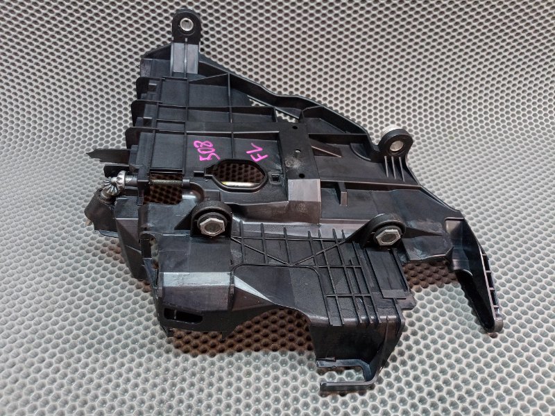 Крепление фары переднее левое Touareg 2006 7L BMV 3.2