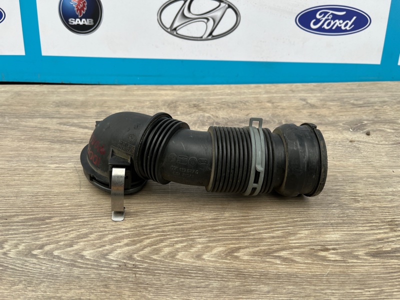 Патрубок воздушного фильтра VOLKSWAGEN PASSAT 2009 Седан CAW 06F129627G контрактная