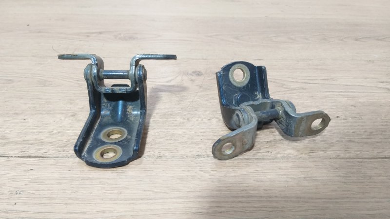Петли двери задние правые Nissan R'nessa 1997 N30 SR20DE 82420-2J000 Б/У