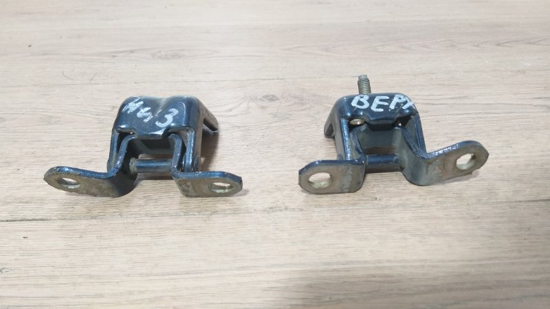 Петли двери задние правые R'nessa 1997 N30 SR20DE