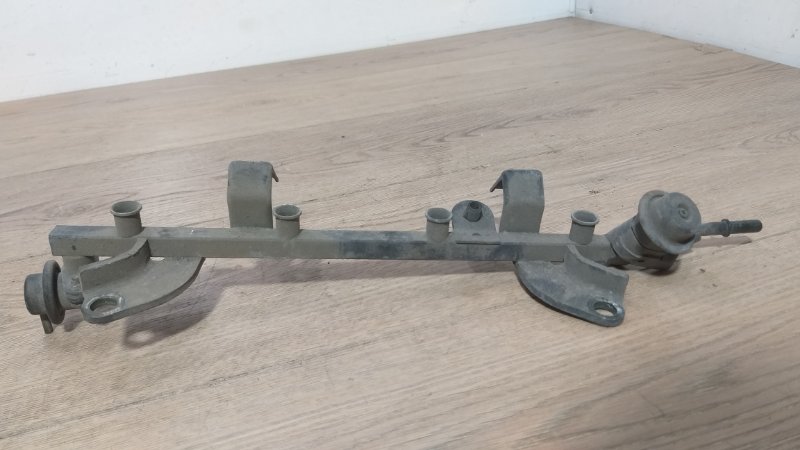 Рампа форсунки Demio 2000 DW3W B3E Рампа форсунки Demio 2000 DW3W B3E