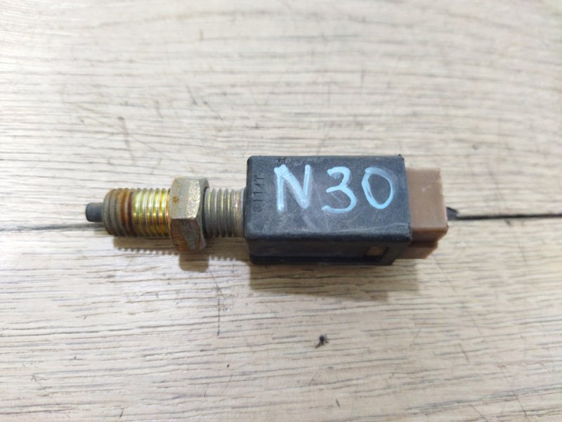 Концевик педали тормоза R'nessa 2000 N30 SR20DE Концевик педали тормоза R'nessa 2000 N30 SR20DE