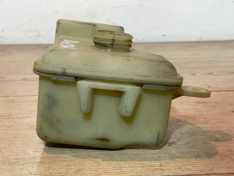 Бачок гидроусилителя руля Demio 2000 DW5W B5E Бачок гидроусилителя руля Demio 2000 DW5W B5E