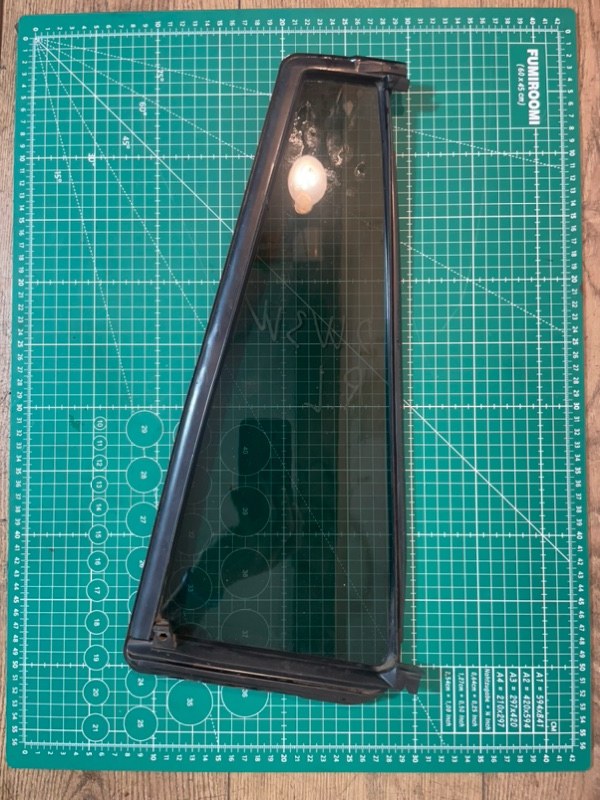 Форточка двери задняя левая Demio 2000 DW3W B3E Форточка двери задняя левая Demio 2000 DW3W B3E