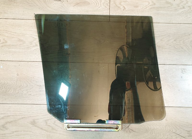 Стекло двери заднее левое Demio 2000 DW3W B3E