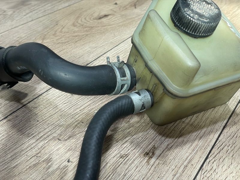 Шланг гидроусилителя руля Demio 2000 DW5W B5E Шланг гидроусилителя руля Demio 2000 DW5W B5E