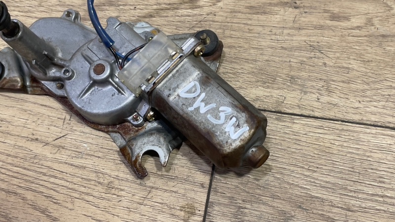 Моторчик дворника задний Demio 2000 DW3W B3E