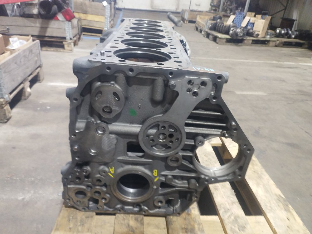 Блок цилиндров Stralis AT440S42TX/P 2016 CURSOR10 F3AE3681D 420HP E5