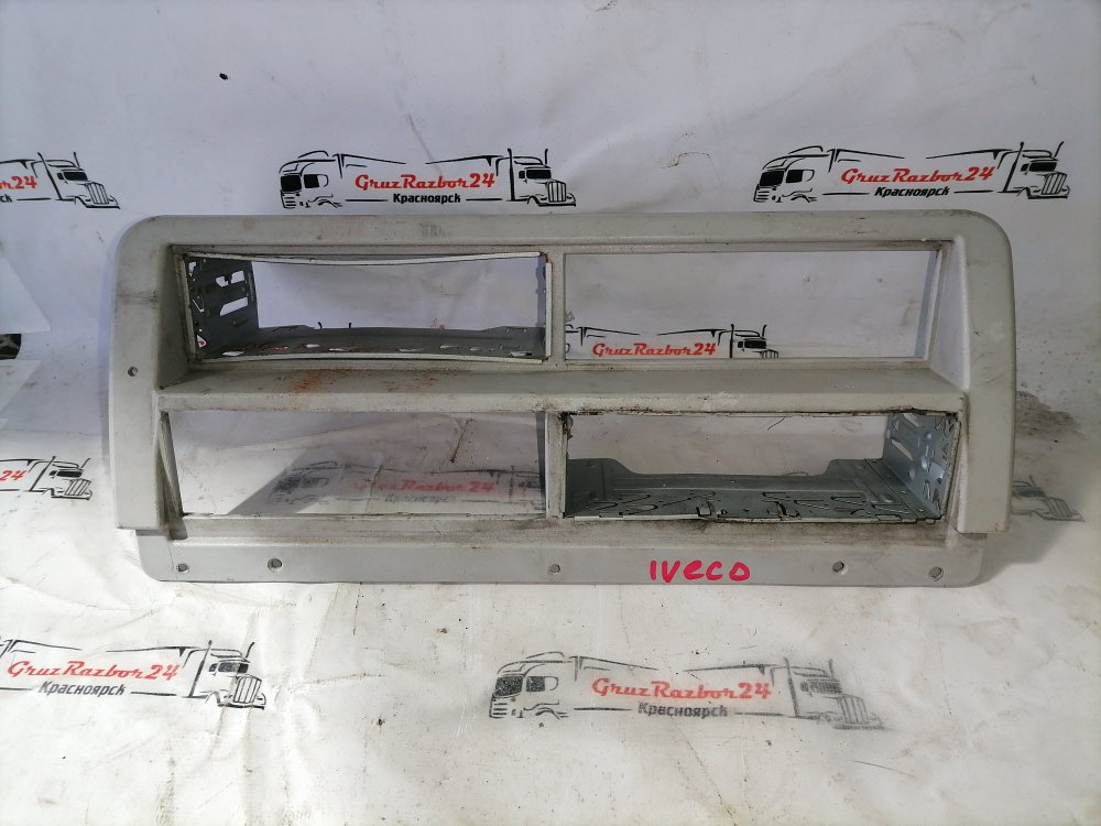 Запчасть рамка магнитолы iveco 504009656 Б/У Рамка магнитолы iveco 504009656 Б/У