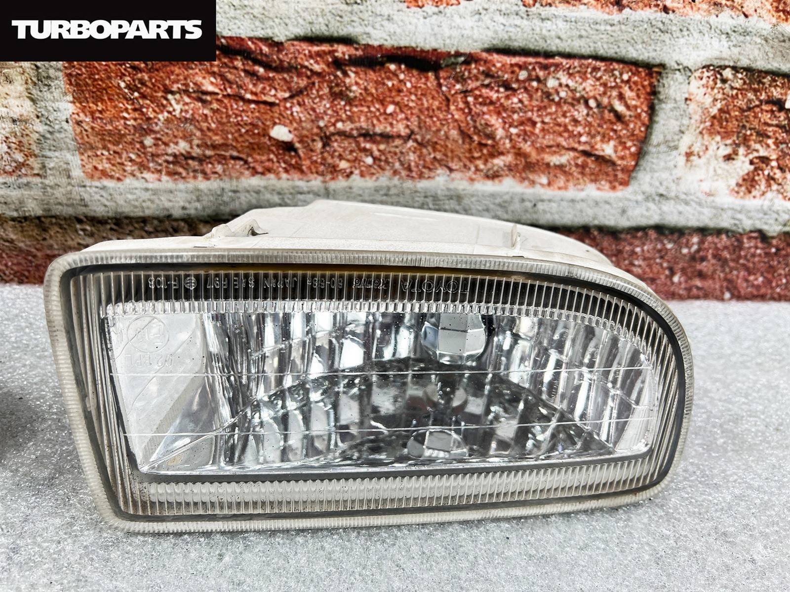 Туманка передняя правая TOYOTA Land Cruiser UZJ100W 5VZFE 8121060111 контрактная