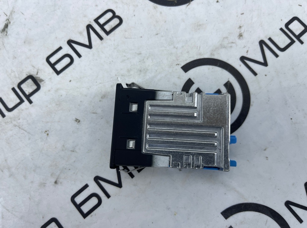 Разъем USB X7 xDrive40d LCI 2023 G07 B57D30B Разъем USB X7 xDrive40d LCI 2023 G07 B57D30B